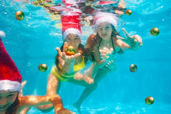 Dos Chicas Bucean Nadan Bajo Agua Usando Sombrero Santa Claus — Foto de Stock