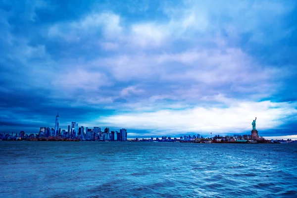 Statue Liberty New York Cityscape Evening Dusk Cloudy Weather — Stock Photo, Image