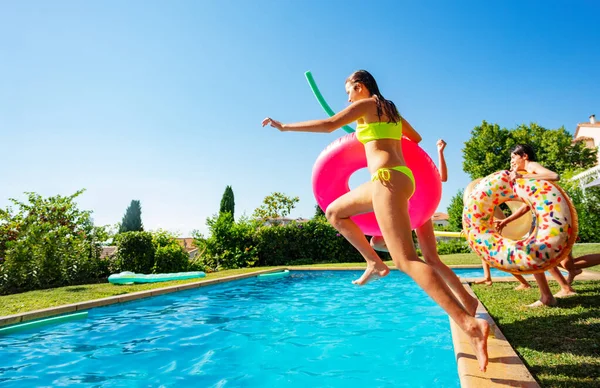 Grupp Glada Tonåringar Med Uppblåsbara Bojar Hoppa Poolen Hoppa Tillsammans — Stockfoto