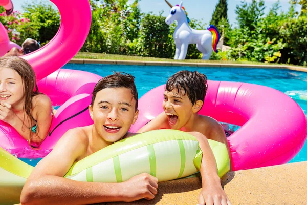 Çocuk Grubundaki Mutlu Gülen Çocuk Oynuyor Yüzme Havuzunda Eğleniyor Şişirilebilir — Stok fotoğraf