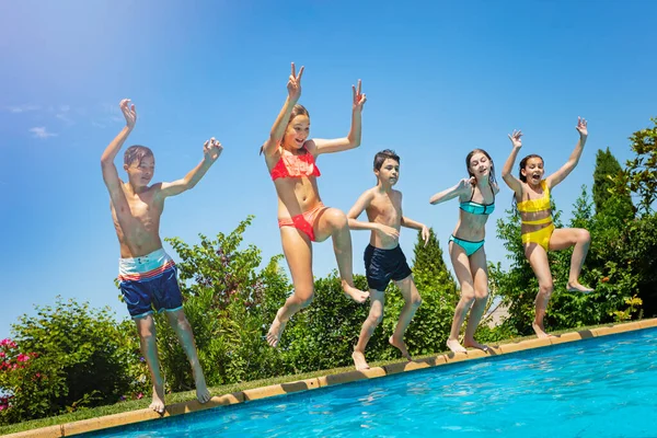 Kindergruppe Springt Den Sommerferien Mit Erhobenen Händen Freibad — Stockfoto