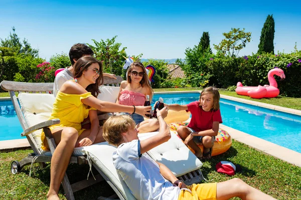 Happy Teenage Boys Girls Drink Cold Soda Sit Pool Chaise — Stock Photo, Image