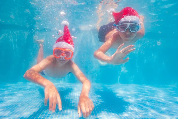 Два Красивых Мальчика Масках Акваланга Ныряют Плавают Водой Шляпах Санта — стоковое фото