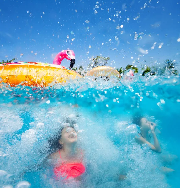 Groep Kinderen Duiken Het Zwembad Water Actie Split Shoot — Stockfoto