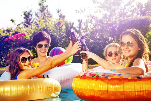 Grupo Sorridente Das Crianças Senta Refrigerante Inflável Bebida Donut Nas — Fotografia de Stock