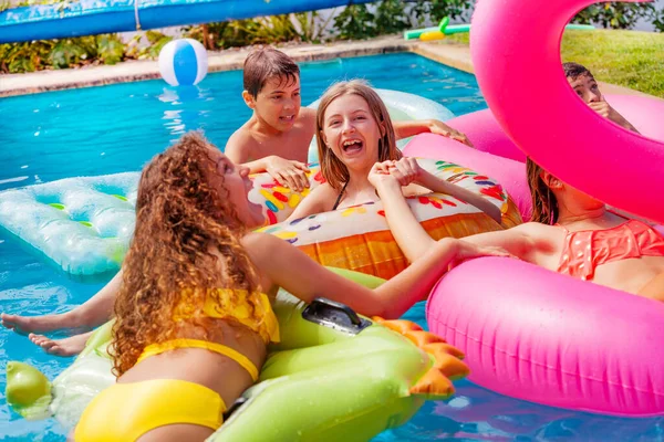 Feliz Risa Niñas Nadan Flotan Juguete Inflable Grupo Amigos Piscina —  Fotos de Stock