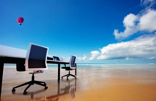 Stół Biurowy Krzesłami Plaży Koncepcja Zdalnej Pracy Nad Balonami Ogrzane — Zdjęcie stockowe