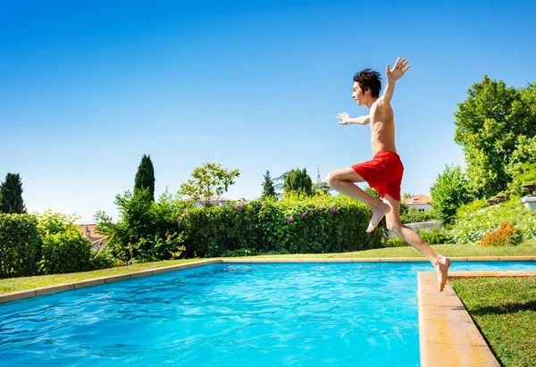 Rapaz Bonito Saltar Para Piscina Vista Água Lado Com Mãos — Fotografia de Stock