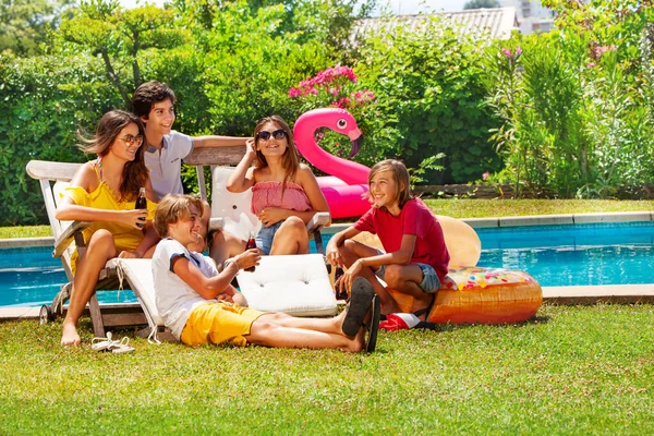 Group Happy Teenagers Kids Drinking Soda Chatting Sit Pool Deck — Stock Photo, Image