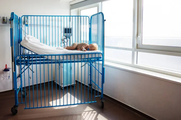 Lit Hôpital Petit Bébé Garçon Dorment Après Opération Chirurgicale — Photo