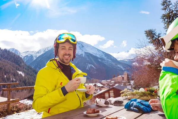 Feliz Hombre Sonriente Traje Esquí Beber Cafetería Sobre Montaña Vista —  Fotos de Stock