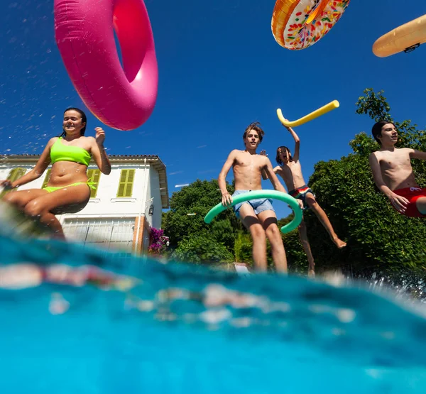 Split Foto Submarina Muchos Niños Divierten Buceo Piscina Con Juguetes —  Fotos de Stock