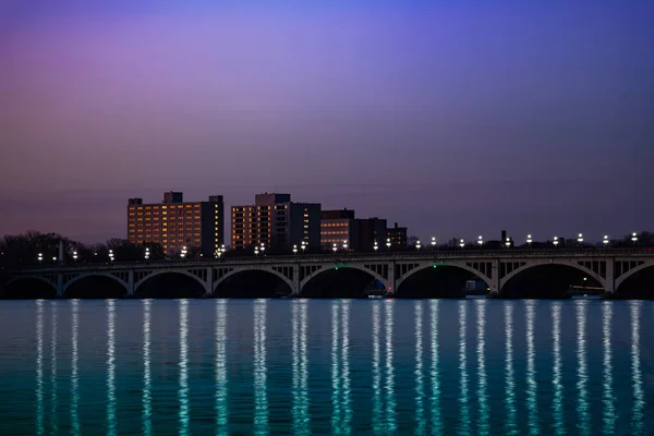 从贝尔岛日落点到底特律河的麦克阿瑟桥的夜景 — 图库照片