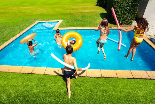 Grup Copii Mici Prieteni Sari Piscină Cale Scufunde Vedere Din — Fotografie, imagine de stoc