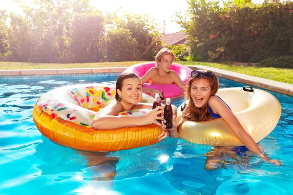 Tres Niños Flotan Juguetes Inflables Refrescos Para Fiestas Riéndose Piscina —  Fotos de Stock