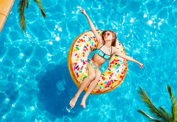 Nézet Felülről Boldog Tini Lány Úszni Felfújható Sárga Gyűrű Széttárt — Stock Fotó