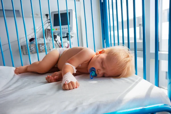 Bonito Pequeno Bebê Dormir Hospital Com Cateter Sua Mão Chupeta — Fotografia de Stock