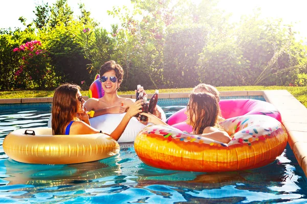 Niños Niñas Felices Nadan Piscina Aire Libre Con Botellas Refresco —  Fotos de Stock