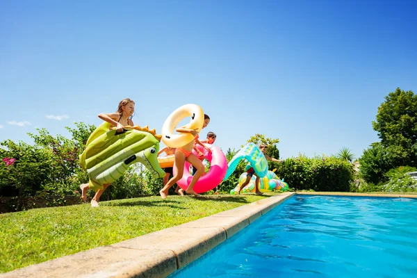 Grupo Muitas Crianças Pequenas Correr Saltar Para Piscina Segurando Brinquedos — Fotografia de Stock