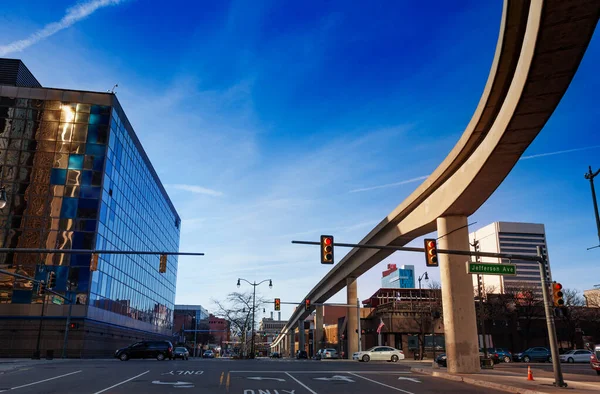 Stadtbahnbrücke Und Straßenansicht Jefferson Avenue Detroit Michigan Usa — Stockfoto