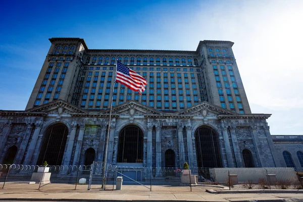 Abandonado Michigan Central Train Depot Vista Principal Entrada Com Bandeira — Fotografia de Stock