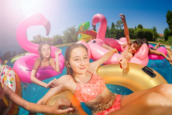 女の子は夏に外の幸せな友人のグループと屋外プールで泳ぐ — ストック写真