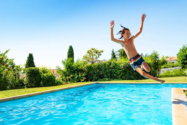 Tiener Jongen Springen Lucht Het Zwembad Uitzicht Van Opzij Schreeuwen — Stockfoto