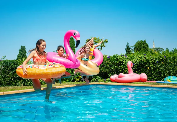 Muitas Das Crianças Com Brinquedos Infláveis Donut Correr Mergulhar Piscina — Fotografia de Stock