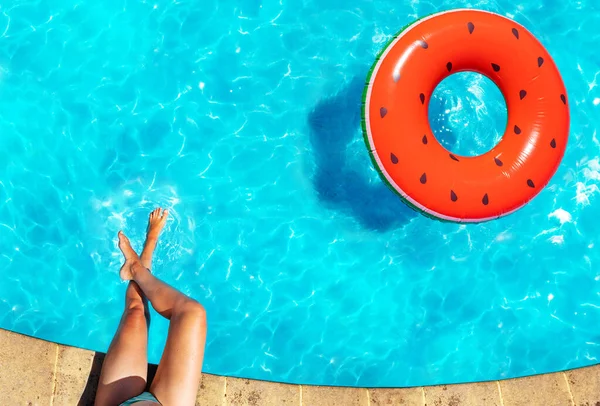 Vrouw Benen Grens Opblaasbare Rode Watermeloen Met Zaden Boei Zwemmen — Stockfoto