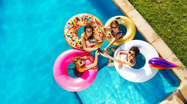 Grupo Crianças Bebem Refrigerante Nadando Piscina Donuts Brinquedo Infláveis Cima — Fotografia de Stock