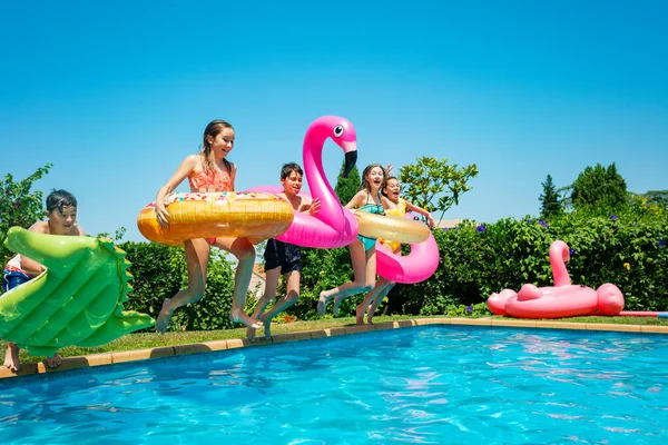 Gruppo Bambini Con Giochi Gonfiabili Ciambella Correre Saltare Nella Piscina — Foto Stock