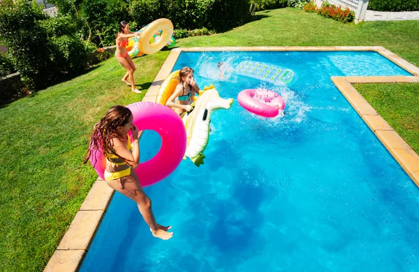 Grupo Crianças Pequenas Salto Médio Piscina Que Prende Brinquedos Infláveis — Fotografia de Stock