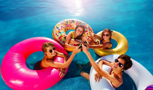 Grupo Adolescentes Bebem Refrigerante Nadando Piscina Donuts Brinquedo Infláveis Cima — Fotografia de Stock