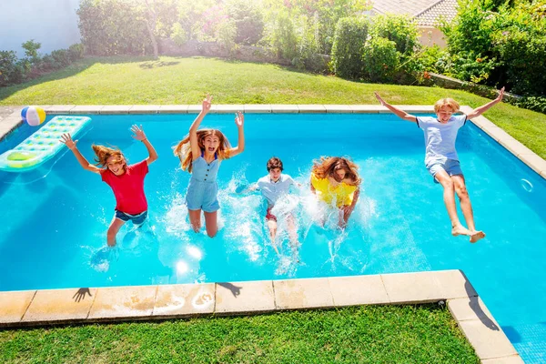 Riéndose Los Niños Adolescentes Caen Chapotean Agua Piscina Levantando Las —  Fotos de Stock