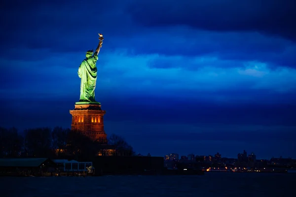 Frihetsgudinnan Över New Yorks Stadsbild Från Black Tom Island Natten — Stockfoto