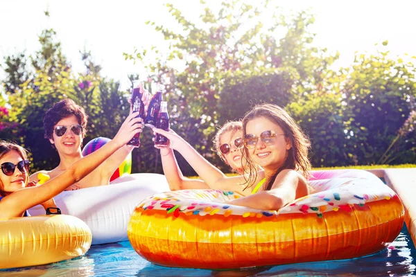 Grupo Niños Niños Niñas Sientan Una Rosquilla Inflable Bebiendo Refrescos — Foto de Stock