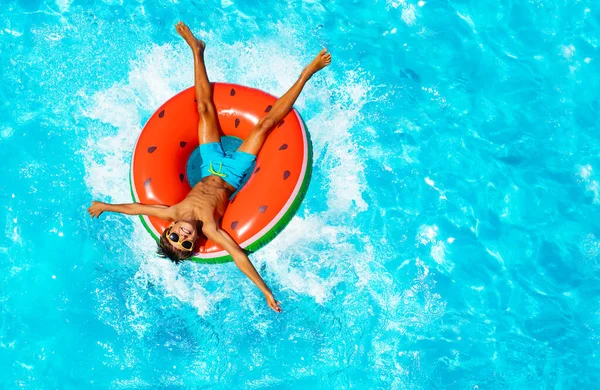 Blick Von Oben Auf Glücklichen Kleinen Jungen Planschen Und Schwimmen — Stockfoto