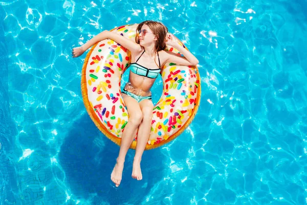 Nézet Felülről Boldog Tini Lány Úszni Felfújható Sárga Gyűrű Nyugodt — Stock Fotó