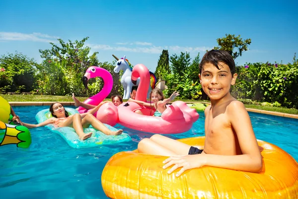 Sonriente Niño Grupo Niños Jugar Divertirse Piscina Aire Libre Pose —  Fotos de Stock