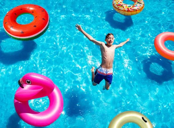 Uitzicht Van Boven Van Jongen Valt Het Water Stretch Handen — Stockfoto