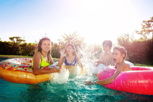 Mnoho Dětí Přátelé Nafukovacími Kroužky Splash Bazénu Hrát Společně Baví — Stock fotografie