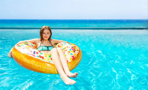 Schöne Mädchen Mit Sonnenbrille Schwimmen Auf Aufblasbaren Donut Pool Der — Stockfoto