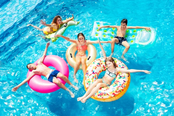 Viele Glückliche Kinderfreunde Schwimmen Auf Aufblasbarem Ringspielzeug Blick Von Oben — Stockfoto