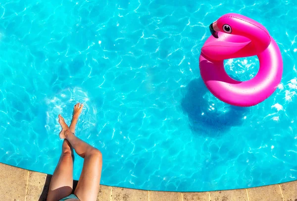 Pernas Mulher Borda Bóia Inflável Flamingo Nadam Vista Piscina Cima — Fotografia de Stock