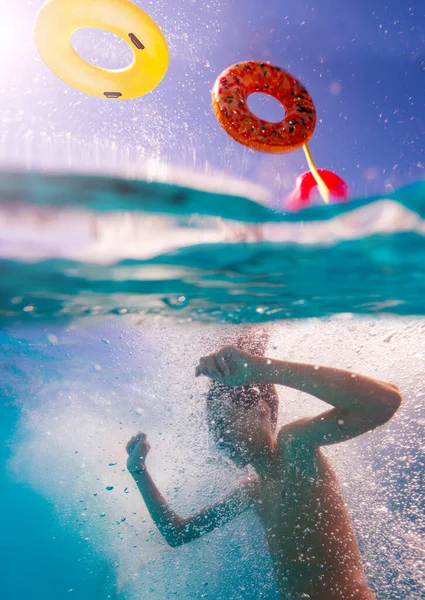 Dela Foto Ett Barn Dyka Vattnet Poolen Med Bubblor Stänk — Stockfoto