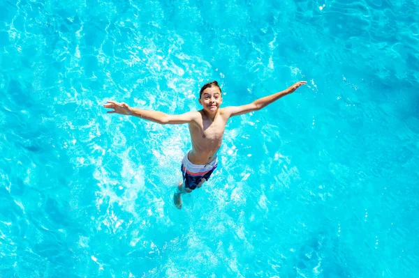 소년의 위에서 수영장에서 다이빙하는 소년의 — 스톡 사진