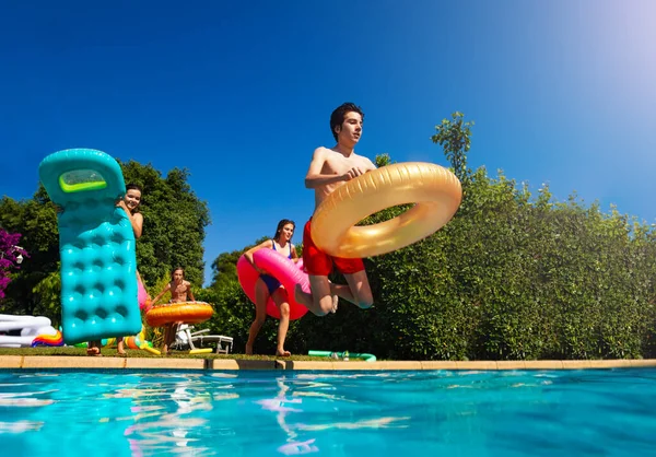 Många Glada Tonåringar Springa För Att Hoppa Poolen Vatten Kasta — Stockfoto