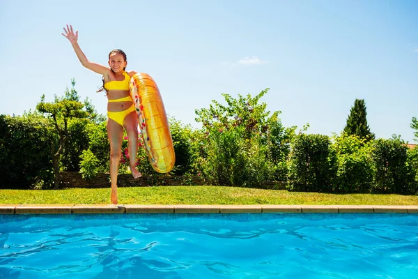 Chica Adolescente Feliz Con Boya Inflable Del Donut Corre Salta —  Fotos de Stock