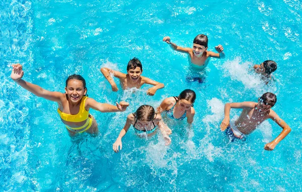 Grupo Muchos Niños Saltar Jugar Piscina Salpicaduras Levantar Las Manos —  Fotos de Stock