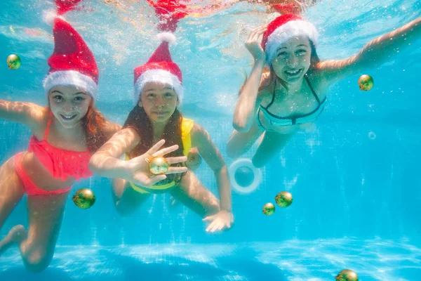 Tres Chicas Felices Bucean Nadan Bajo Agua Usando Sombrero Santa — Foto de Stock